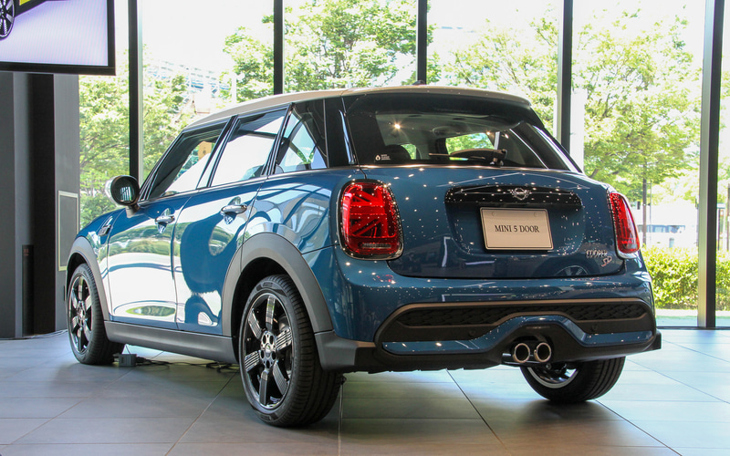 アイランド・ブルー・メタリックカラーのクーパーSD（5ドア）。ボディサイズは4040×1725mm×1445mm（全長×全幅×全高）、ホイールベースは2565mm。搭載する直列4気筒DOHC 2.0リッターディーゼルターボ「B47C20B」型エンジンは、最高出力125kW（170PS）/4000rpm、最大トルク360Nm/1500-2750rpmを発生