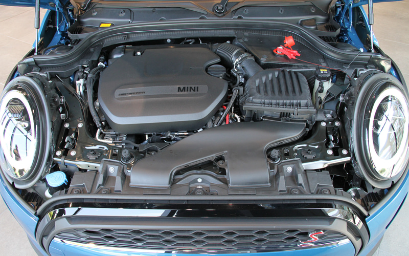 アイランド・ブルー・メタリックカラーのクーパーSD（5ドア）。ボディサイズは4040×1725mm×1445mm（全長×全幅×全高）、ホイールベースは2565mm。搭載する直列4気筒DOHC 2.0リッターディーゼルターボ「B47C20B」型エンジンは、最高出力125kW（170PS）/4000rpm、最大トルク360Nm/1500-2750rpmを発生