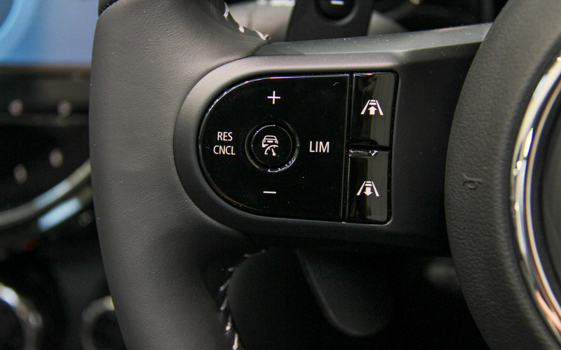 ジョン・クーパー・ワークスの室内。新型MINIの室内ではタッチ操作が可能な8.8インチ・ワイドカラーのセンターディスプレイが全車標準装備されるとともに、デジタル表示のマルチディスプレイメーターパネルを採用