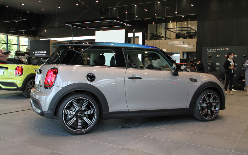 ルーフトップ・グレー・メタリックカラーを採用する3ドアのクーパーS。ボディサイズは3865×1725×1430mm（全長×全幅×全高）、ホイールベースは2495mm