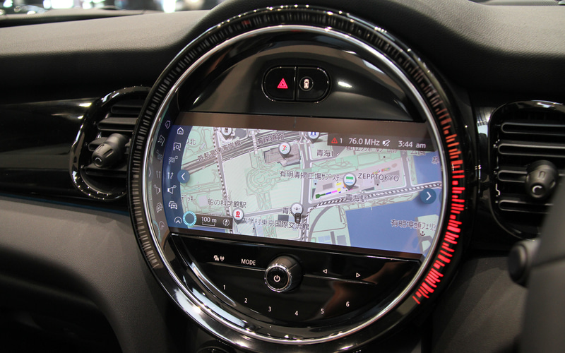 ジョン・クーパー・ワークスの室内。新型MINIの室内ではタッチ操作が可能な8.8インチ・ワイドカラーのセンターディスプレイが全車標準装備されるとともに、デジタル表示のマルチディスプレイメーターパネルを採用