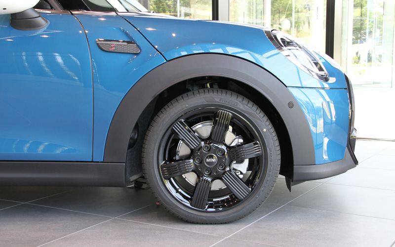 アイランド・ブルー・メタリックカラーのクーパーSD（5ドア）。ボディサイズは4040×1725mm×1445mm（全長×全幅×全高）、ホイールベースは2565mm。搭載する直列4気筒DOHC 2.0リッターディーゼルターボ「B47C20B」型エンジンは、最高出力125kW（170PS）/4000rpm、最大トルク360Nm/1500-2750rpmを発生