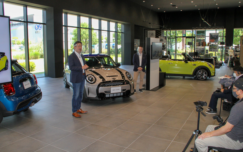 ビー・エム・ダブリュー株式会社 ナショナル・セールス・マネージャーの山口智之氏（手前）、プロダクト・マネージャーの丹羽智彦氏（奥）が新型MINIを紹介