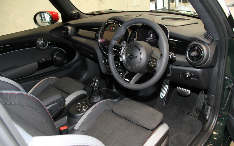 ジョン・クーパー・ワークスの室内。新型MINIの室内ではタッチ操作が可能な8.8インチ・ワイドカラーのセンターディスプレイが全車標準装備されるとともに、デジタル表示のマルチディスプレイメーターパネルを採用