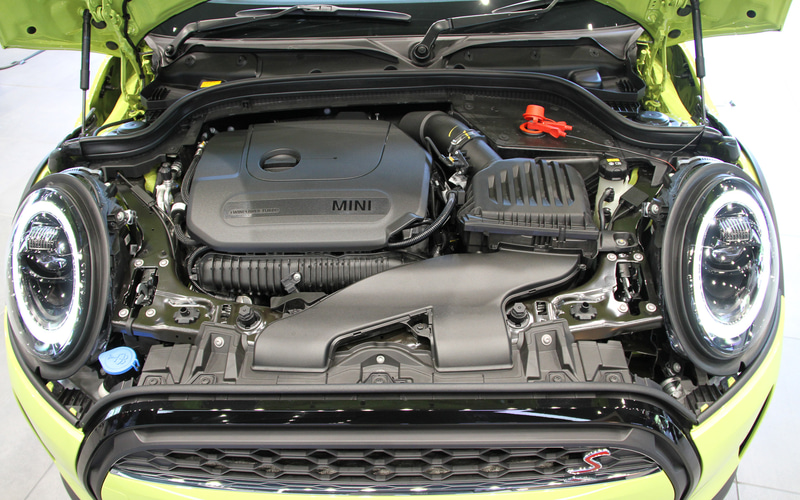 ゼスティー・イエロー・ソリッドカラーのクーパーS（コンバーチブル）。ボディサイズは3880×1725×1415mm（全長×全幅×全高）、ホイールベースは2495mm。ガソリンモデルは直列4気筒DOHC 2.0リッターターボ「B48A20A」型エンジンを搭載し、最高出力141kW（192PS）/5000rpm、最大トルク280Nm/1350-4600rpmを発生