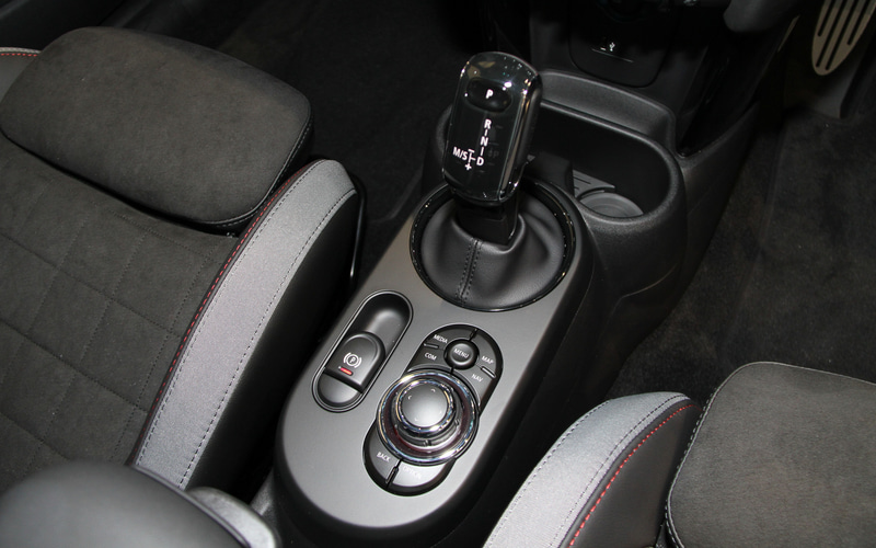 ジョン・クーパー・ワークスの室内。新型MINIの室内ではタッチ操作が可能な8.8インチ・ワイドカラーのセンターディスプレイが全車標準装備されるとともに、デジタル表示のマルチディスプレイメーターパネルを採用