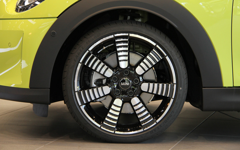 ゼスティー・イエロー・ソリッドカラーのクーパーS（コンバーチブル）。ボディサイズは3880×1725×1415mm（全長×全幅×全高）、ホイールベースは2495mm。ガソリンモデルは直列4気筒DOHC 2.0リッターターボ「B48A20A」型エンジンを搭載し、最高出力141kW（192PS）/5000rpm、最大トルク280Nm/1350-4600rpmを発生