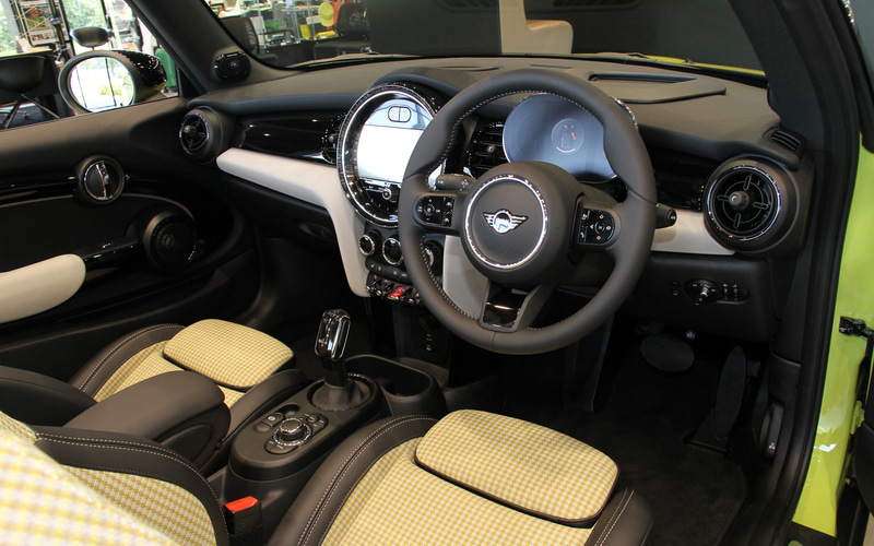 ゼスティー・イエロー・ソリッドカラーのクーパーS（コンバーチブル）。ボディサイズは3880×1725×1415mm（全長×全幅×全高）、ホイールベースは2495mm。ガソリンモデルは直列4気筒DOHC 2.0リッターターボ「B48A20A」型エンジンを搭載し、最高出力141kW（192PS）/5000rpm、最大トルク280Nm/1350-4600rpmを発生