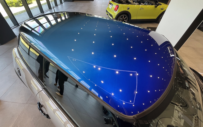 車両前方に深みのある「ソール・ブルー」、中央部分に移動するにつれ明るい「パーリー・アクア」、さらに後方部分は濃い色「ジェット・ブラック」へと徐々に変化する「マルチトーンルーフ」