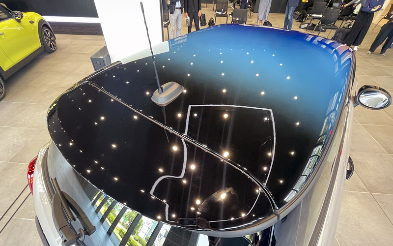 車両前方に深みのある「ソール・ブルー」、中央部分に移動するにつれ明るい「パーリー・アクア」、さらに後方部分は濃い色「ジェット・ブラック」へと徐々に変化する「マルチトーンルーフ」