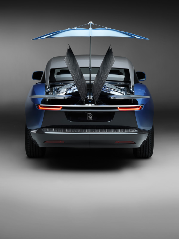 デッキは蝶のようなジェスチャーで開き、その下には冷蔵庫やグラスなどの収納ケースを設定。カクテルテーブルやスツール、パラソルなども用意される