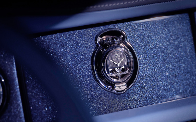 スイスのボヴェとロールス・ロイスのコラボレーションで作られた時計。車載用のみならず外して腕に付けられるうえ、紳士も淑女も付けられるようリバーシブル仕様とした。開発には3年を費やしたという