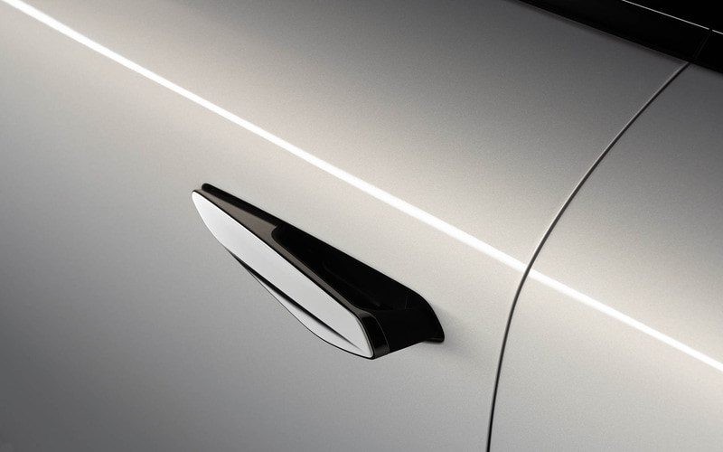 フラッシュフィッティングのドアハンドルも備える