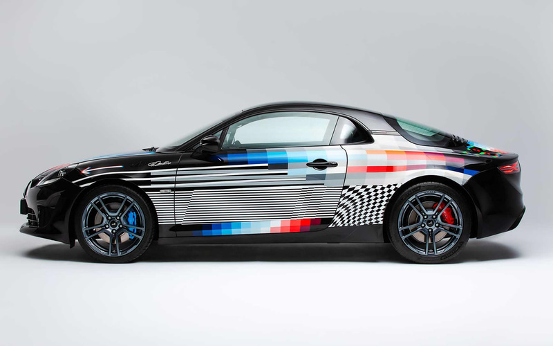 パントネ氏がデザインしたアルピーヌA110は、A110シリーズの中で最もパワフルな292HPを発生するA110Sをベースにしている