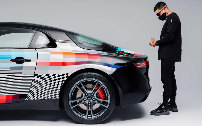 すべてパントネ氏の手作業で塗装されている