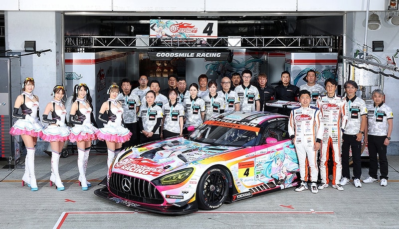 SUPER GT2021シリーズに参戦中のレーシングカー「グッドスマイル 初音ミク AMG（Mercedes-AMG GT3）」が展示されるほか、ピットガレージも再現される