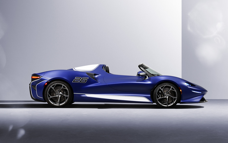 ヒーテッドガラスとそれを囲むカーボンファイバー製サラウンド、電子制御の雨滴感知式ワイパー、ウィンドウウォッシャー、サンバイザーなどを装備