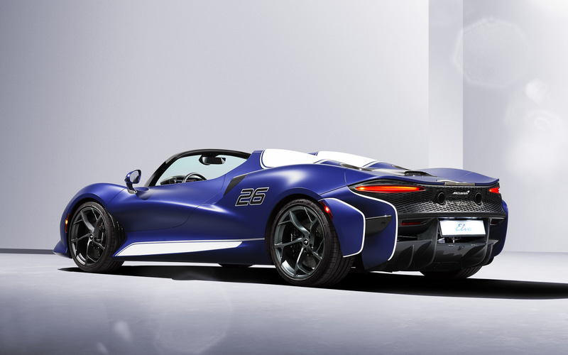 ヒーテッドガラスとそれを囲むカーボンファイバー製サラウンド、電子制御の雨滴感知式ワイパー、ウィンドウウォッシャー、サンバイザーなどを装備