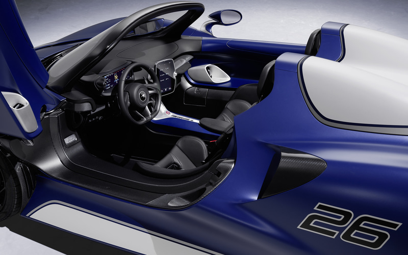 ヒーテッドガラスとそれを囲むカーボンファイバー製サラウンド、電子制御の雨滴感知式ワイパー、ウィンドウウォッシャー、サンバイザーなどを装備