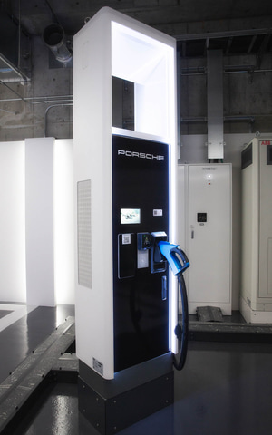 ポルシェ、東京・虎ノ門ヒルズにEVオーナー向け都市型充電ステーション