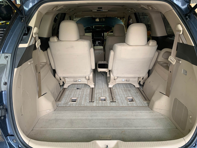 そこそこ快適な3列目を床下に収納した状態。横に畳むタイプよりスペース効率はよい。2列目シートが畳めないのが難点だけど乗り心地がよいので文句なし