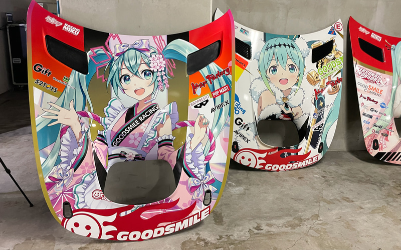 ワンホビではミク号の各種ボンネットも展示する。左手前が幻の鈴鹿10時間耐久ボンネット