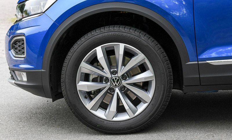 TDI Style Design Packageは17インチアルミホイールを標準装備し、タイヤはブリヂストン「TURANZA T001」（215/55R17）をセット