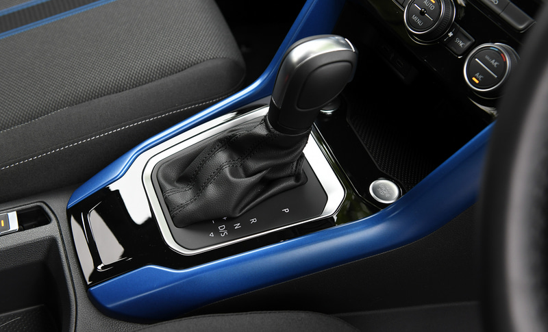 TDI Style Design Packageのインテリア。通信モジュール（eSIM）を内蔵し、常時オンライン化を実現する最新世代のインフォテイメントシステム（ナビ）“Discover Media”などが標準装備される。同グレードでラヴェンナブルーメタリックのボディカラーを選択すると同系色のインテリアカラーでコーディネートされる