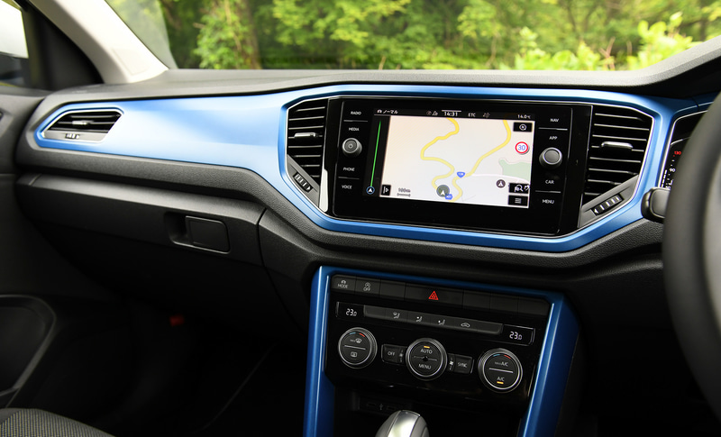 TDI Style Design Packageのインテリア。通信モジュール（eSIM）を内蔵し、常時オンライン化を実現する最新世代のインフォテイメントシステム（ナビ）“Discover Media”などが標準装備される。同グレードでラヴェンナブルーメタリックのボディカラーを選択すると同系色のインテリアカラーでコーディネートされる