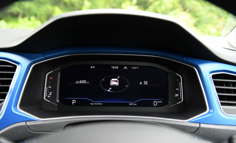 TDI Style Design Packageのインテリア。通信モジュール（eSIM）を内蔵し、常時オンライン化を実現する最新世代のインフォテイメントシステム（ナビ）“Discover Media”などが標準装備される。同グレードでラヴェンナブルーメタリックのボディカラーを選択すると同系色のインテリアカラーでコーディネートされる