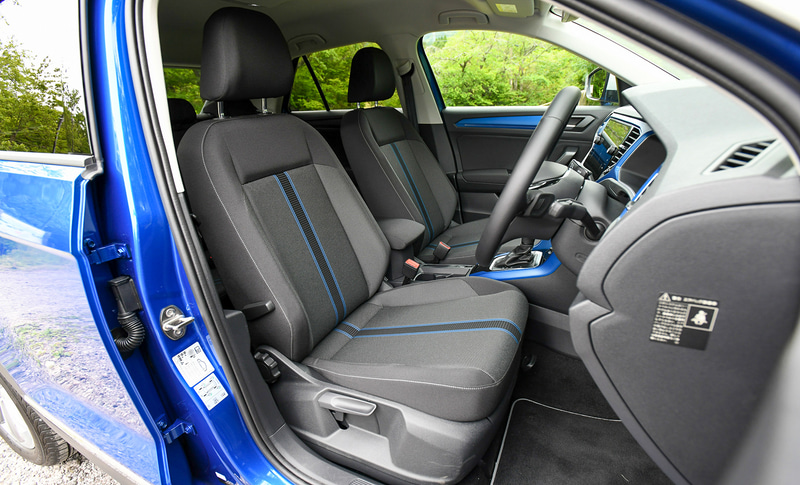 TDI Style Design Packageのインテリア。通信モジュール（eSIM）を内蔵し、常時オンライン化を実現する最新世代のインフォテイメントシステム（ナビ）“Discover Media”などが標準装備される。同グレードでラヴェンナブルーメタリックのボディカラーを選択すると同系色のインテリアカラーでコーディネートされる