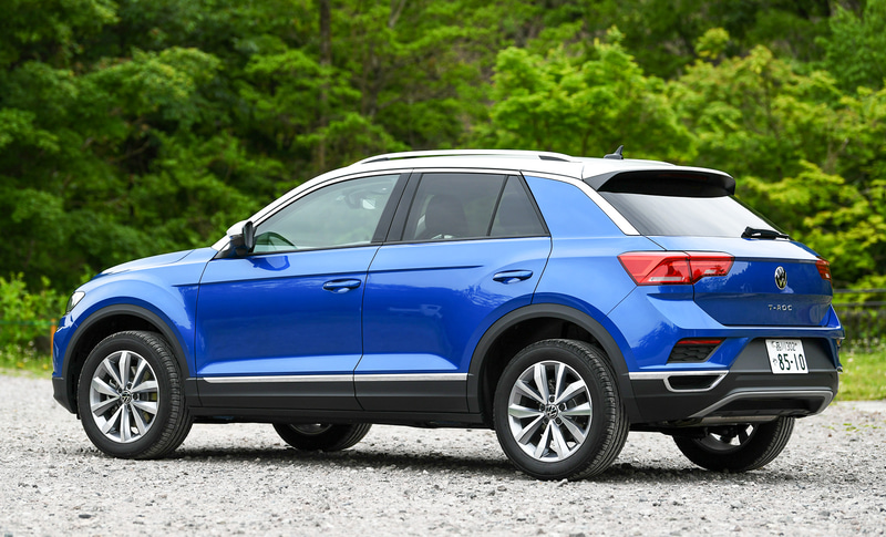 今回試乗したのは2020年12月に仕様変更が行なわれたクロスオーバーSUV「T-Roc（ティーロック）」。撮影したのはディーゼル車の「T-Roc TDI Style Design Package」（410万3000円）で、ボディサイズは4240×1825×1590mm（全長×全幅×全高）、ホイールベースは2590mm。なお、5月には直列4気筒DOHC 1.5リッターターボの1.5TSIエンジンと7速DSGを搭載するガソリンエンジンモデルを日本に導入している