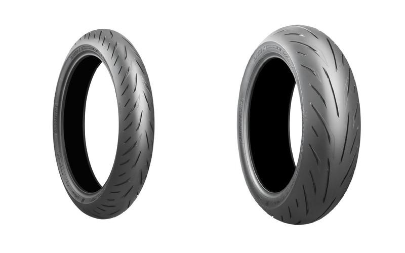 YZF-R7に新車装着されているタイヤ「バトラックス ハイパースポーツ S22」左がフロント用、右がリア用
