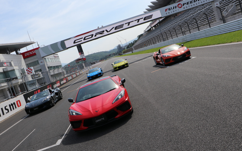 富士スピードウェイのホームストレートに並べられた新型コルベット