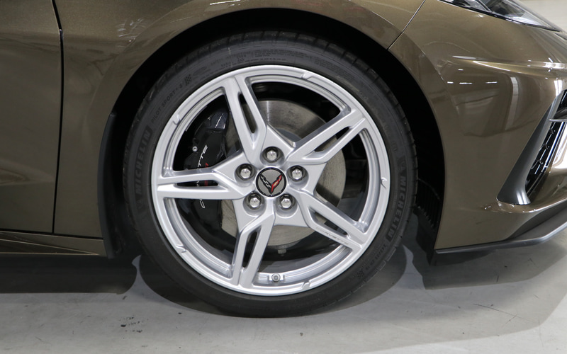 2LTは5-オープンスポークブライトシルバーペインテッド アルミホイールに、タイヤはミシュラン「パイロットスポーツ4SS（ランフラットサマータイヤ/空気圧センサー付）」の組み合わせ。サイズはフロントが245/35ZR19、リアが305/30ZR20。ブレーキキャリパーはブラックとなる