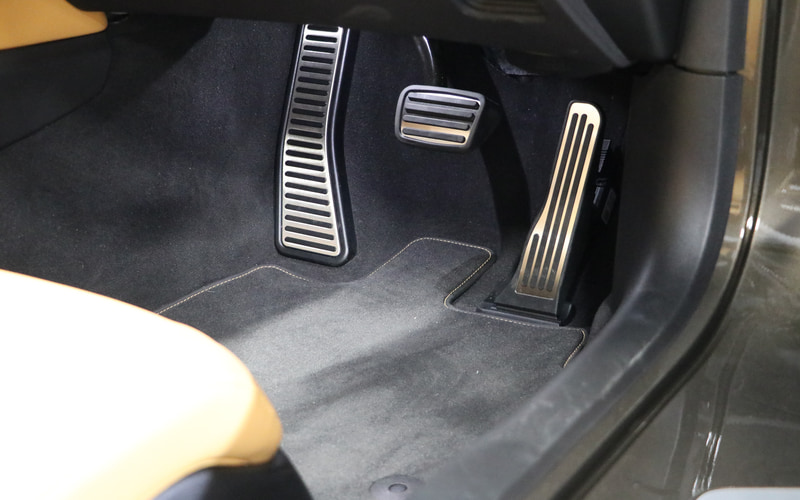 アクセルペダルは吊り下げ式ではなくオルガンタイプ