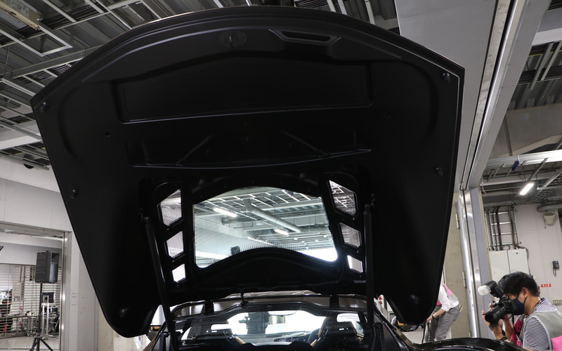 クーペタイプはリアハッチの外からエンジン本体を見ることができるが、コンバーチブルは開いたルーフがエンジンルームの上に収まるためエンジンにはカバーが備わり常時見ることができなくなっている