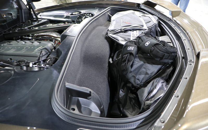 ゴルフバッグが2つ詰める容量を誇るリアトランク