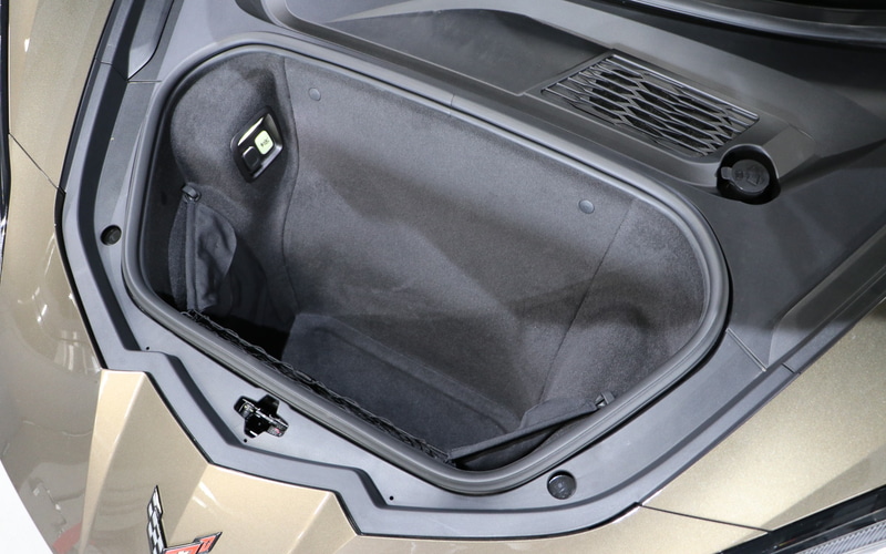 底面はクルマのほぼ床面までありかなりの深さ