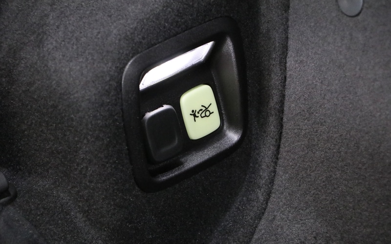 中からも開けられるエマージェンシーボタンも設置