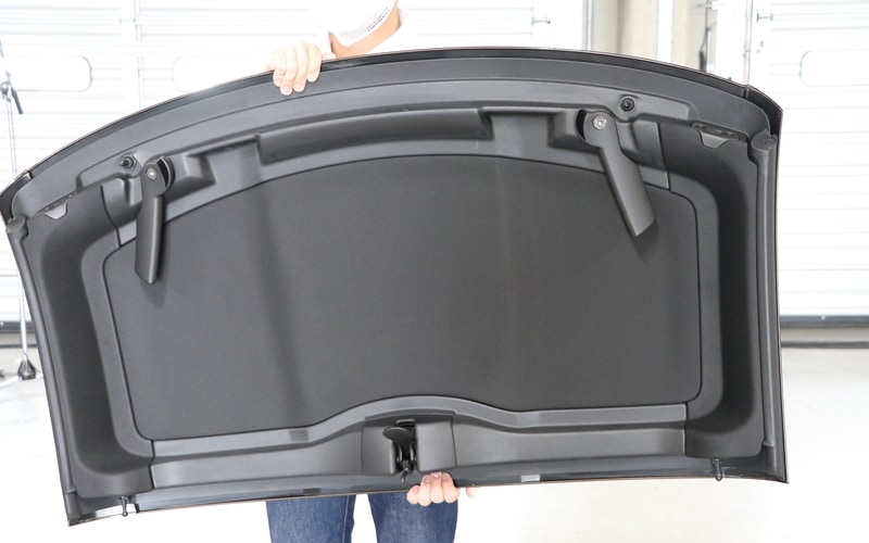 外したルーフはトランクに収められる構造になっていて、しっかりと固定する装置も装備する。ルーフ自体は大人1人で持てる重さなので、1人で脱着が可能