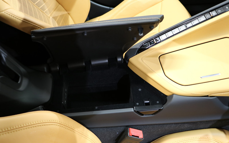 センターコンソール小物入れ開けた状態