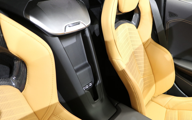 運転席と助手席の間にもBOSEスピーカー