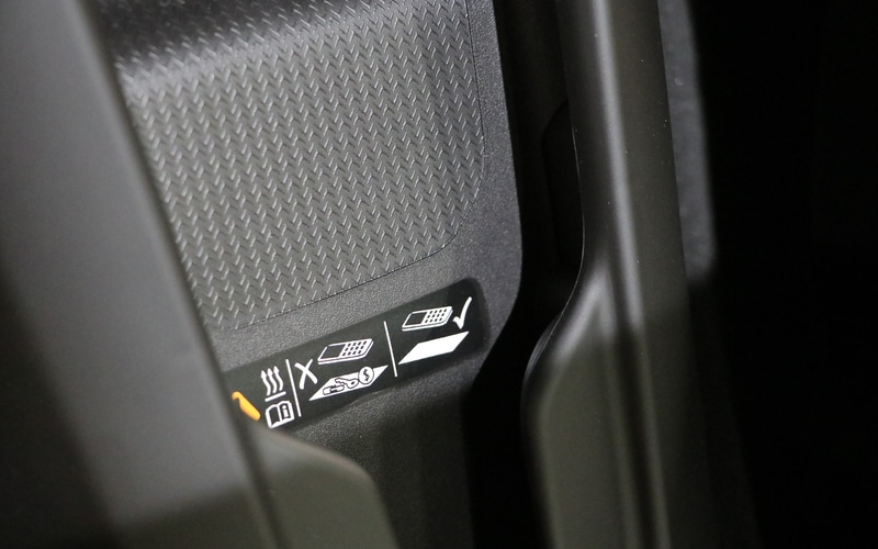 ワイヤレス充電を完備