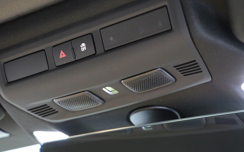 シートベルトの警告灯やハザードスイッチはルームミラー手前に配置される