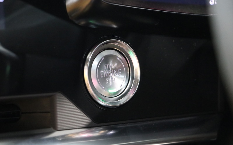 ステアリング左側にはエンジンスタート/ストップボタン