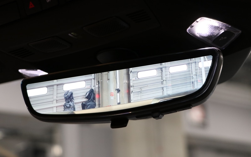 ルームミラーはカメラ映像を映すディスプレイタイプ