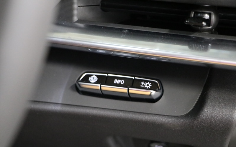 ステアリング右側にHUD（ヘッドアップディスプレイ）の設定ボタンを配置