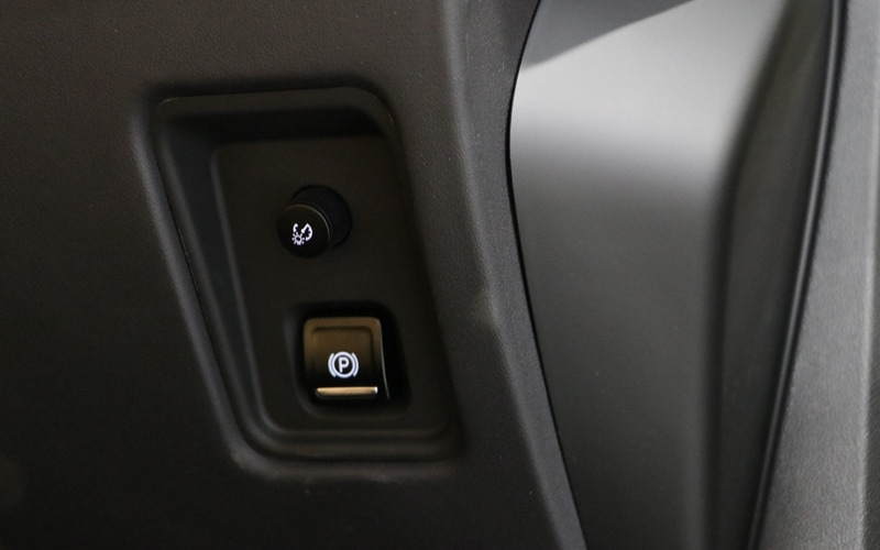 ステアリング右下には電動パーキングブレーキボタンとメーターの照度調整ダイヤルが備わる