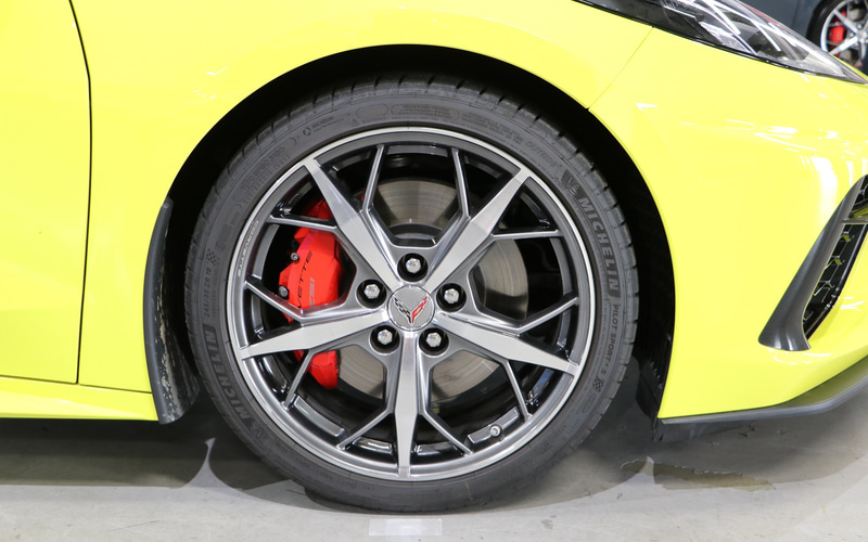 3LTとコンバーチブルは5-トライデントスポークマシンドフェイススペクトラグレイペインテッド アルミホイールに、タイヤはミシュラン「パイロットスポーツ4S（ランフラットサマータイヤ/空気圧センサー付）」の組み合わせ。サイズはフロントが245/35ZR19、リアが305/30ZR20。ブレーキキャリパーはレッド塗装